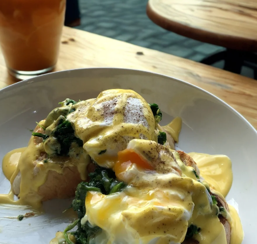 EGGS FLORENTINE ROYALE