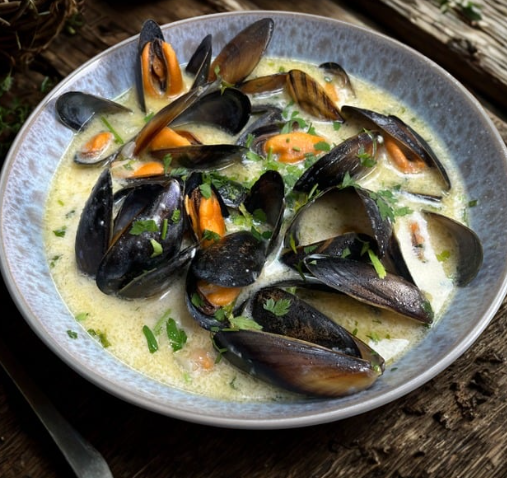 MUSSELS IN WHITE WINE & CREAM